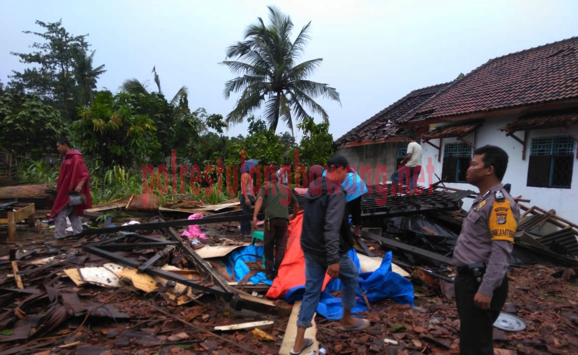 Petugas mengecek langsung rumah warga terdampak bencana alam angin puting beliung