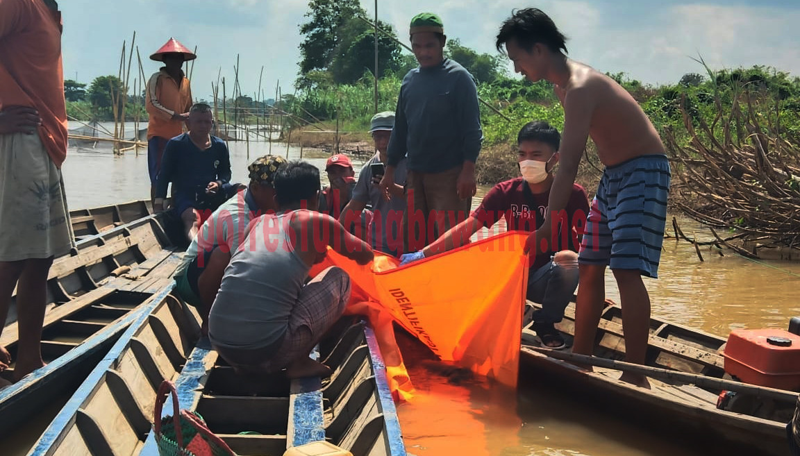 Proses evakuasi mayat di aliran Sungai Tulang Bawang