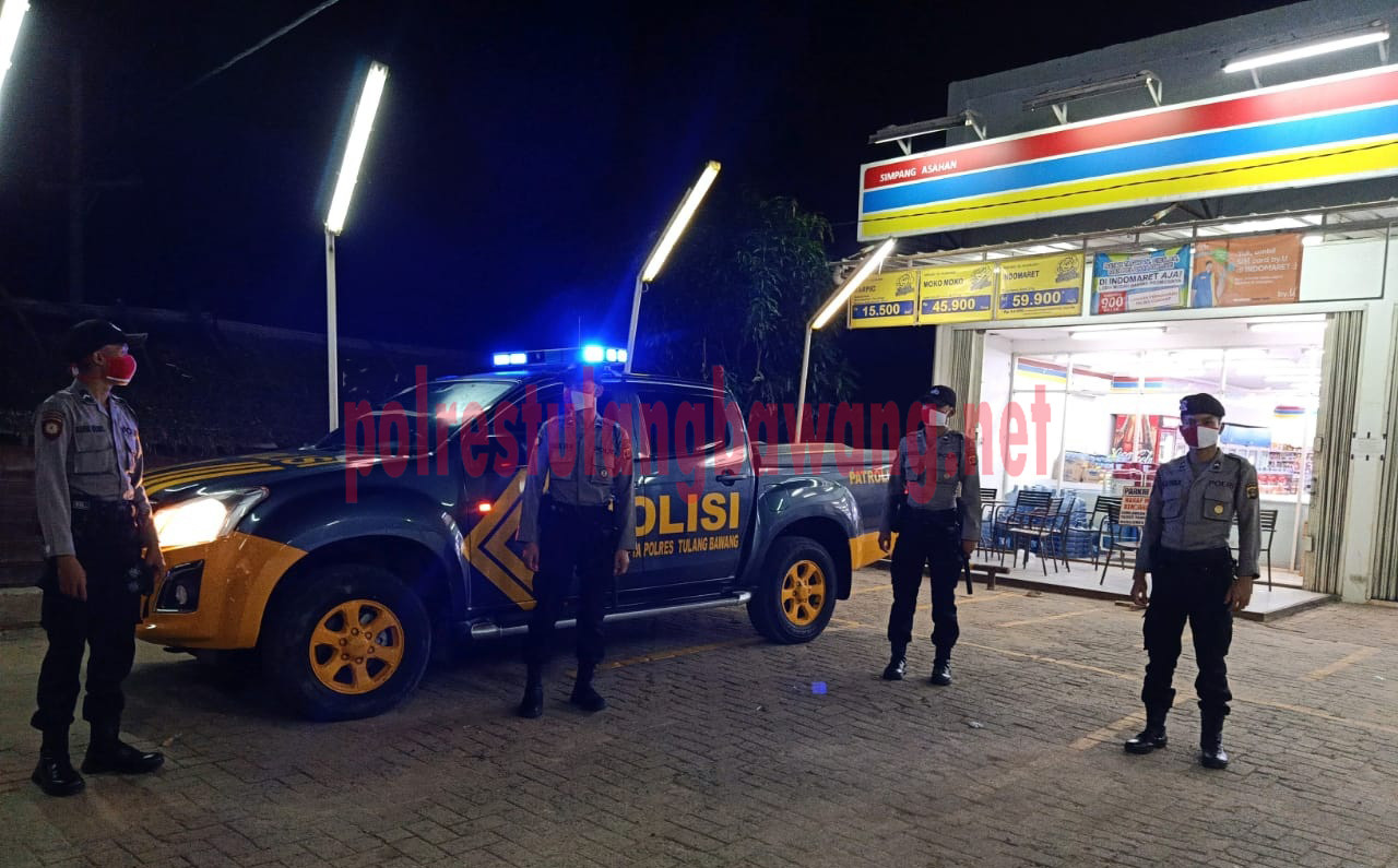 Personel Satsabhara melaksanakan blue light patrol ke minimarket yang ada di Jalintim