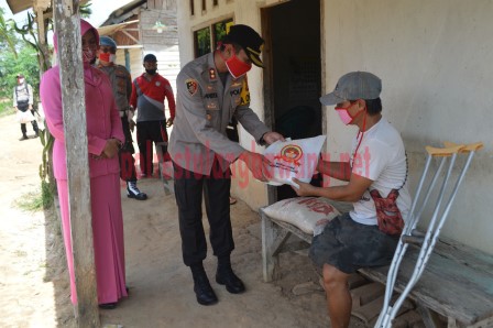 Kapolres bersama Ketua Bhayangkari Cabang Tulang Bawang berikan bantuan kepada warga