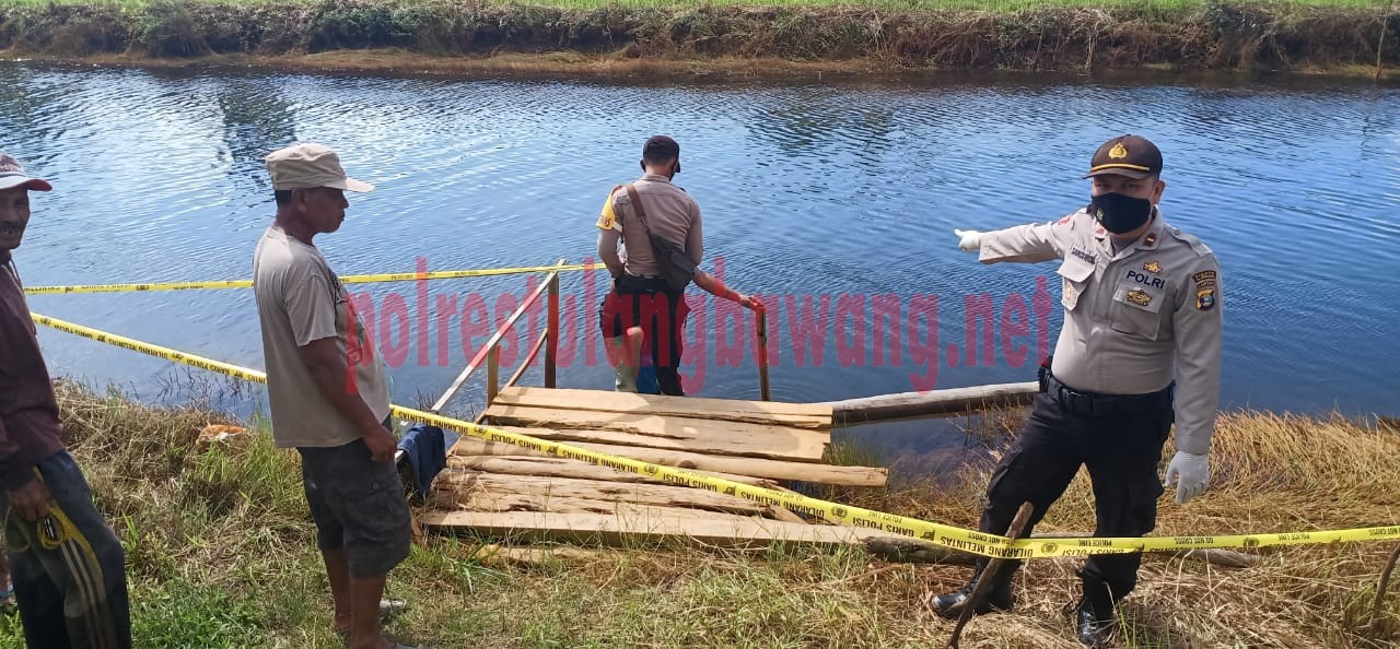 Kapolsek Rawa Pitu menunjukkan TKP penemuan korban MD di aliran sungai primer Kampung Mulyo Dadi