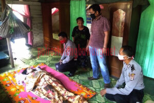 Petugas dari Polsek Banjar Agung mendatangi rumah korban MD di dalam sumur yang ada di Kampung Agung Jaya