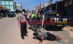Petugas gabungan sedang memberikan sanksi kepada warga yang terjaring Operasi Yustisi di Pasar Unit 2, Kampung Dwi Warga Tunggal Jaya