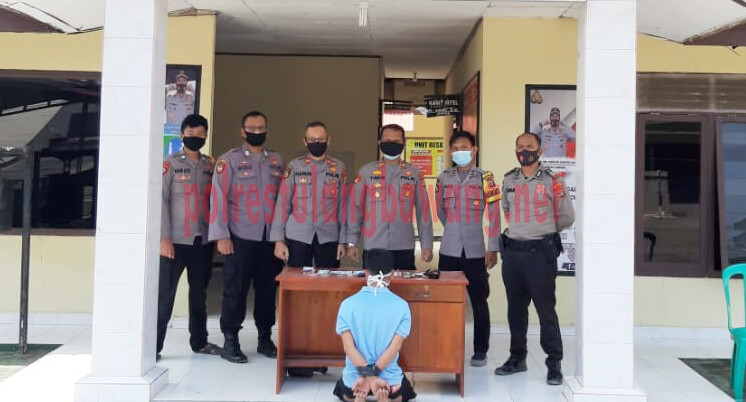 Pria AI (27), warga Kampung Kampung Talang Batu, Mesuji yang kedapatan membawa senpi ilegal dan narkotika oleh petugas Polsek Penawartama