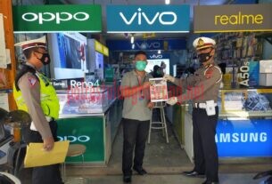 Kasat Lantas Polres Tulang Bawang bagikan brosur imbauan kepada pedagang saat menggelar Operasi Zebra Krakatau-2020 di Pasar Unit 2