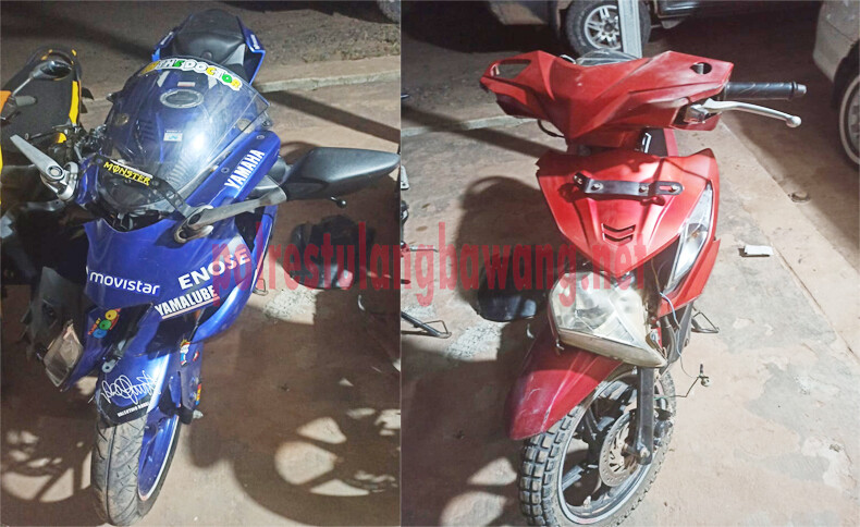 sepeda motor Yamaha R15 warna biru dan sepeda motor Honda Beat warna merah yang terlibat laka lantas di depan kantor FIF, Kampung Gedung Karya Jitu, Kecamatan Rawa Jitu Selatan