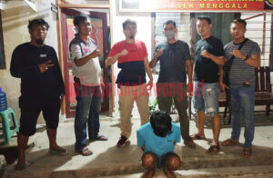 Seorang pemuda berinisial EM (22), warga Kelurahan Menggala Tengah yang ditangkap Polsek Menggala bersama Tekab 308 Polres Tulang Bawang karena melakukan curat HP