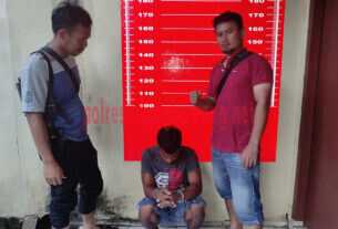 Seorang buruh berinisial JI als J (25), yang mencuri HP android milik pelajar saat ditangkap Polsek Banjar Agung