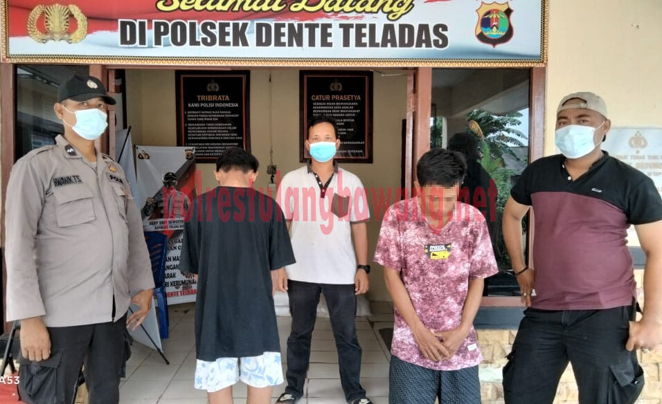 Dua pemuda pelaku pencurian barang milik bidan berinisial ID (22) dan IN (16), saat berada di Mapolsek Dente Teladas