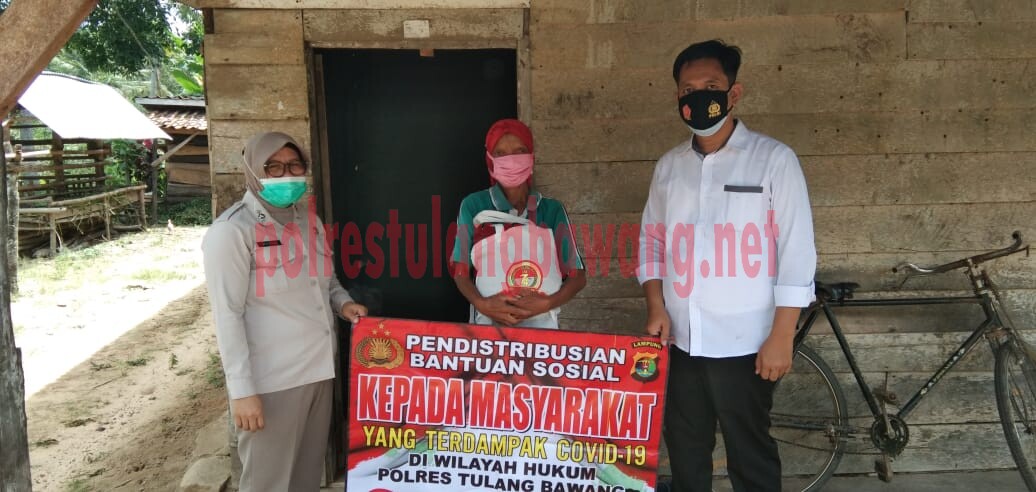 Petugas dari Satresnarkoba Polres Tulang Bawang saat mendistribusikan bantuan sosial kepada warga di Kampung Mekar Jaya, Kecamatan Banjar Baru