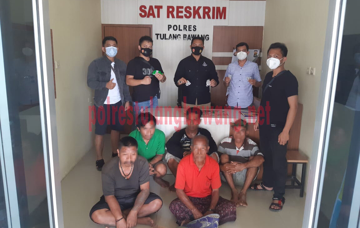 Lima orang warga yang sedang asyik bermain judi ditangkap Tekab 308 Polres Tulang Bawang