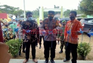 Wakapolres Kompol Nelson F Manik, SH memotong pita pada acara peresmian secara simbolis KTN di Kampung Mekar Jaya