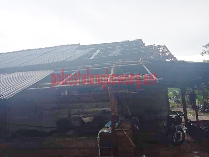 Rumah korban terdampak bencana alam hujan deras yang disertai angin kencang di Kampung Bujuk Agung