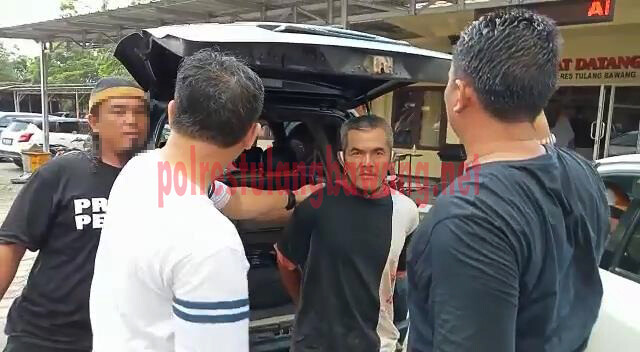 Pelaku pembunuhan sadis berinisial ZA (51), usai ditangkap Tekab 308 Polres Tulang Bawang