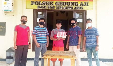 Seorang pelaku penipuan dan penggelapan berinisial MI (28), saat berada di Mapolsek Gedung Aji