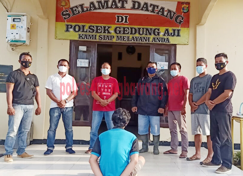 Oknum karyawan KSP Sahabat berinisial GW als EN (31), yang menyerahkan diri ke Mapolsek Gedung Aji karena telah melakukan tindak pidana penggelapan dalam jabatan